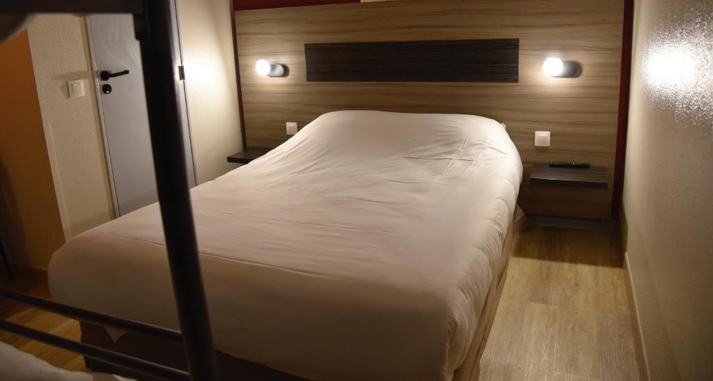 Postel nebo postele na pokoji v ubytování Hotel du Triangle