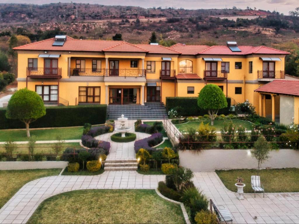 una vista aérea de una casa con jardín en Cradle Mount Hotel, en Krugersdorp