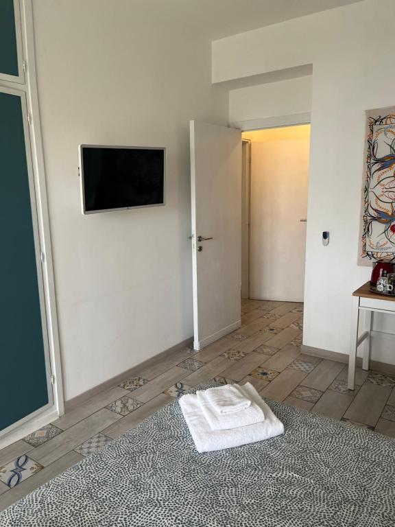 a room with a towel laying on the floor at Villa Luisa B&B in Sperlonga