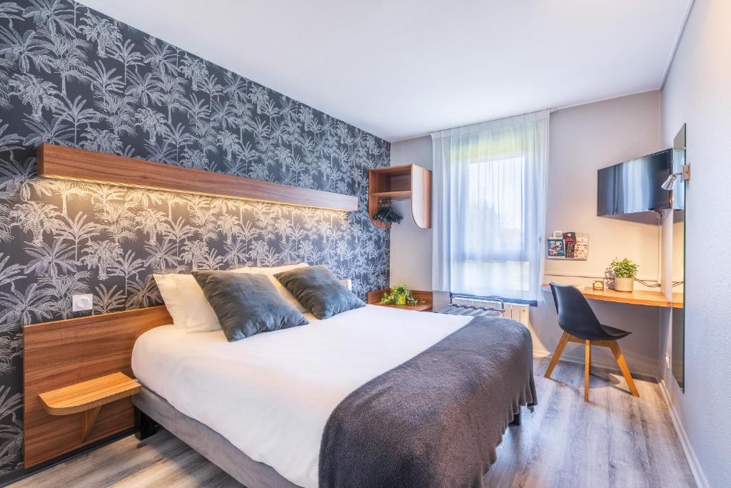 Postel nebo postele na pokoji v ubytování Logis Hôtel Restaurant Le Sainte Mere
