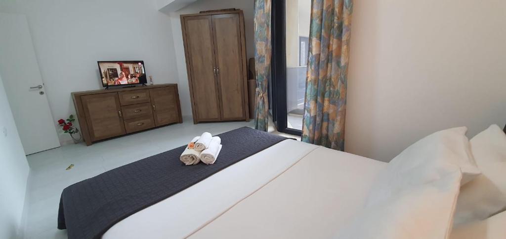 um quarto com uma cama com duas toalhas em Solid Residence Lake Boutique Apartment 11 em Mamaia