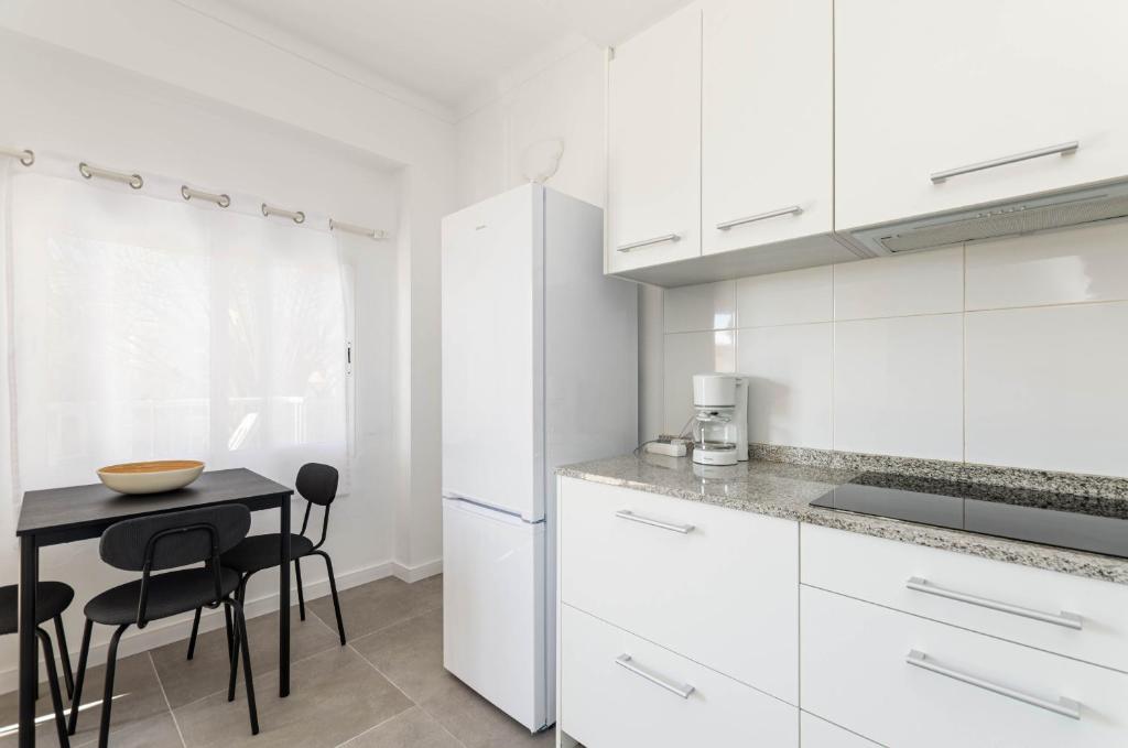 Kuchyň nebo kuchyňský kout v ubytování YourHouse Monges apartment with balcony
