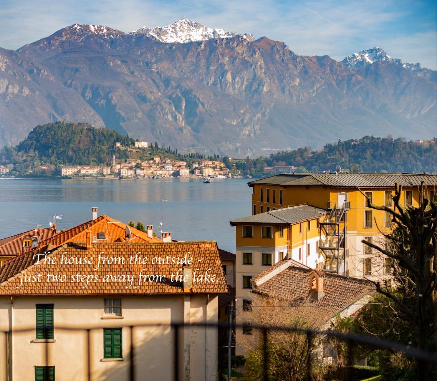 una ciudad con vistas al lago y a las montañas en Authentic Italian Home, en Cadenabbia