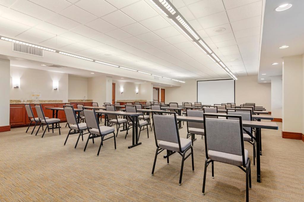 Country Inn & Suites by Radisson, Atlanta Galleria-Ballpark, GA photo
