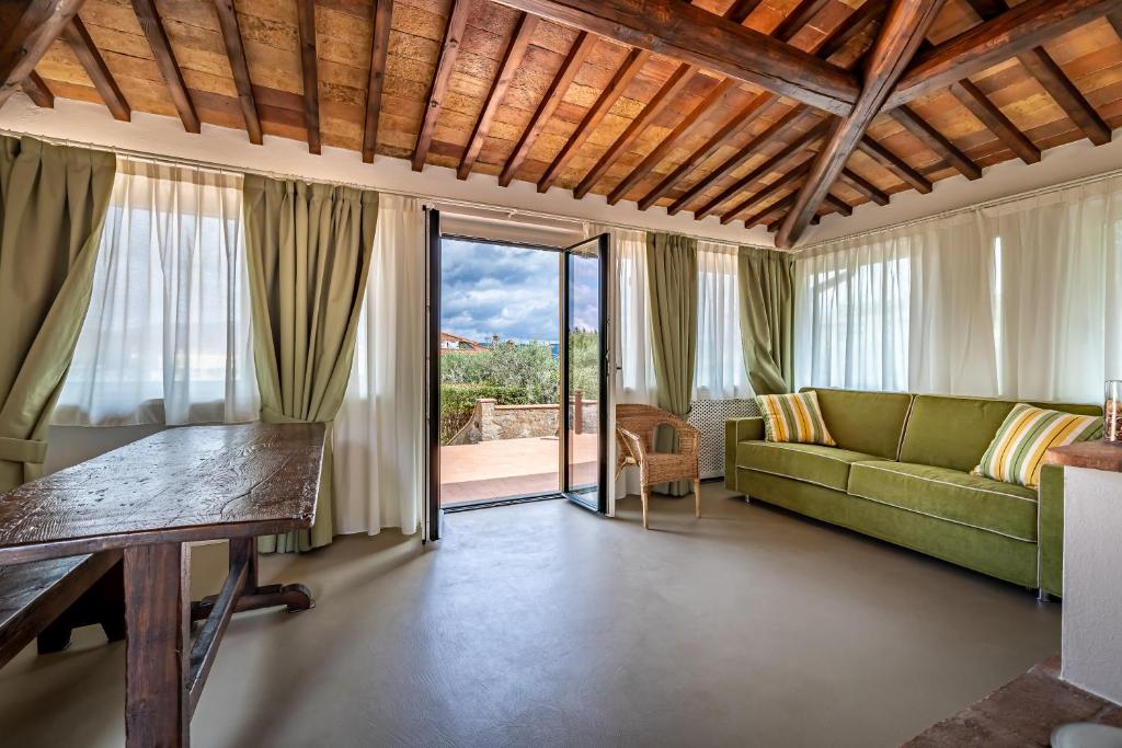 un soggiorno con divano verde e tavolo di YiD Cozy House in Fiesole 5 min from Florence a Fiesole