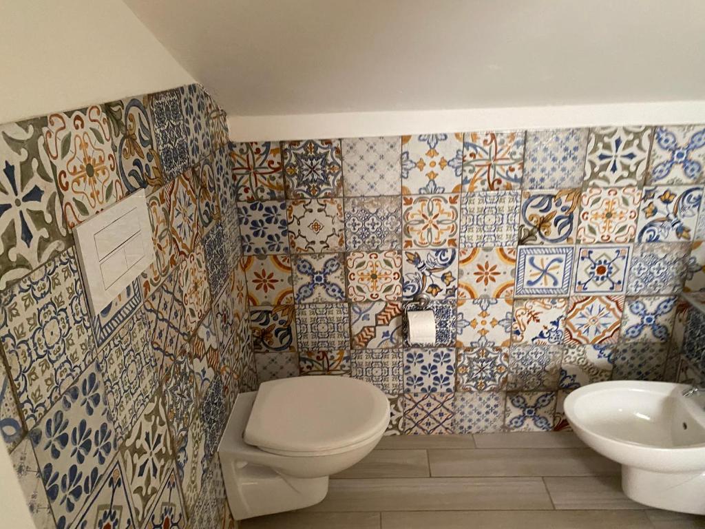 a bathroom with a toilet and a sink at Villa Luisa B&B in Sperlonga
