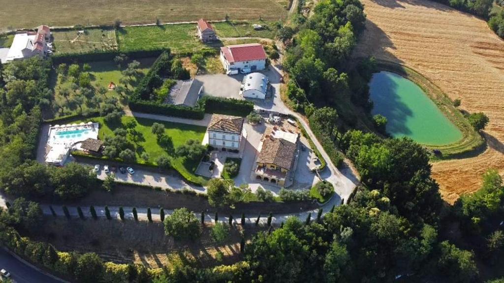 una vista aerea di una casa con lago di Il Casino di Remartello a Loreto Aprutino