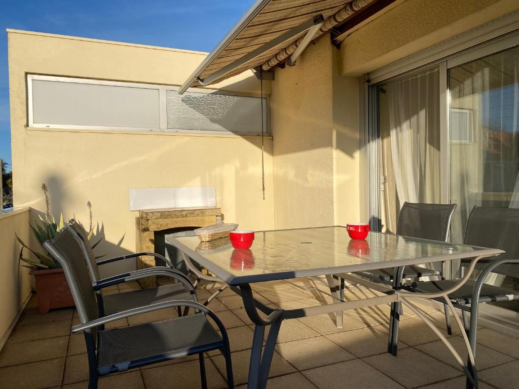 Zdjęcie z galerii obiektu Charmant T2 à 350m de la plage avec terrasse et garage à Royan - FR-1-539-44 w mieście Royan