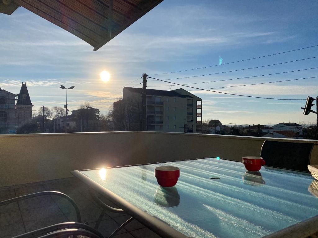 Zdjęcie z galerii obiektu Charmant T2 à 350m de la plage avec terrasse et garage à Royan - FR-1-539-44 w mieście Royan