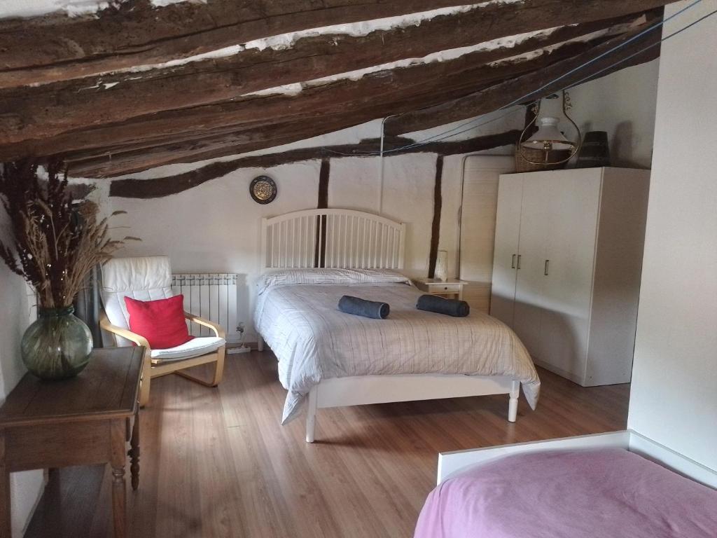 VillatuertaにあるCasa Rural 643kmのベッドルーム1室(ベッド2台、テーブル、椅子付)