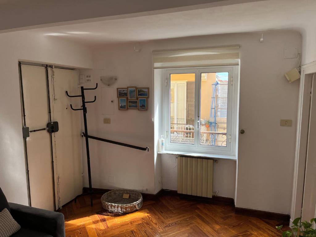 salon z oknem i stołem w obiekcie In piazzetta a Nervi w Genui