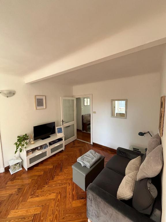 A television and/or entertainment centre at In piazzetta a Nervi