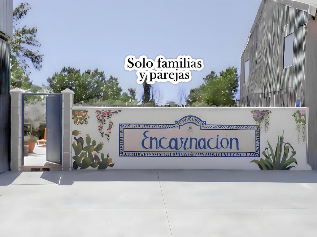 ein Schild für den Eingang zu einem Gebäude in der Unterkunft Casa Grande con piscina para familias in Granada