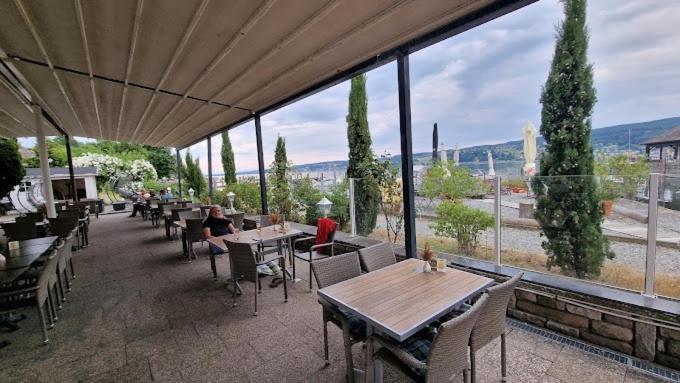Nespecifikovaný výhled na hory nebo výhled na hory při pohledu z hotelu