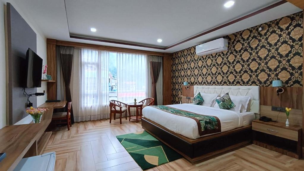een hotelkamer met een bed en een tafel en stoelen bij The Z Retreat & Spa in Gangtok