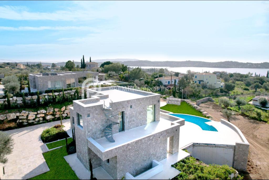 una vista aérea de una casa con piscina en Villa Tranquility - Walk to the Beach with Infinity Pool en Porto Heli