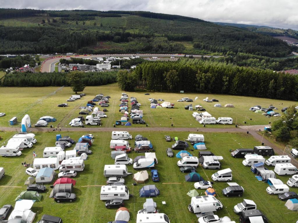 een luchtzicht op een parkeerplaats met veel auto's bij Easy Camping Belgium in Stavelot