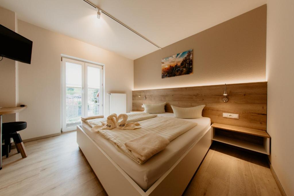 Postel nebo postele na pokoji v ubytování Bergpension Laasen Perle Rathen