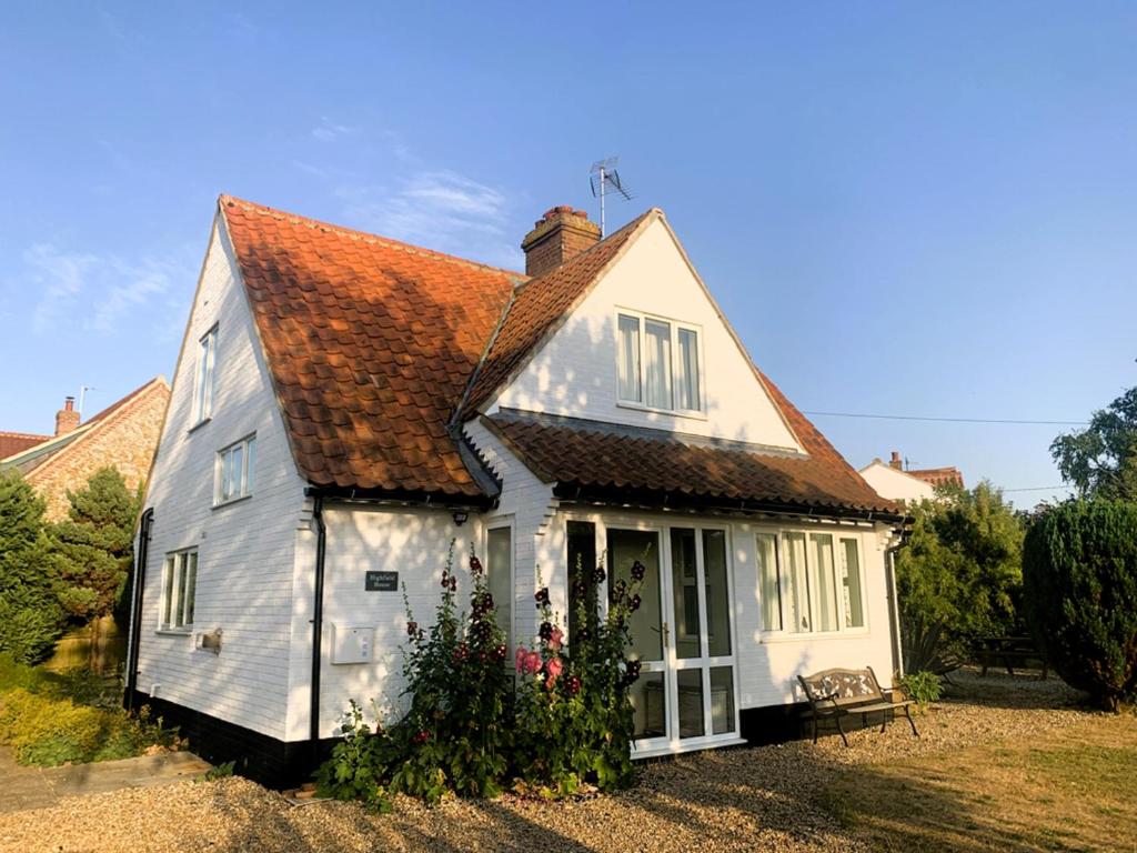 una casa bianca con tetto rosso di 3 Bed in Wighton KT085 a Wighton