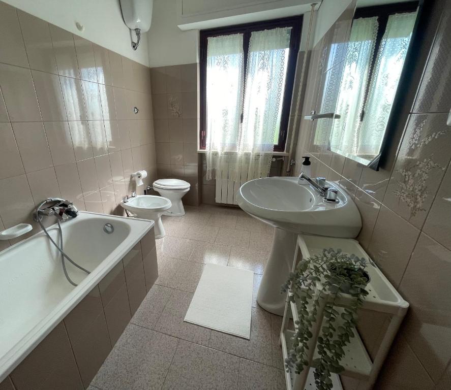 een badkamer met een bad, een wastafel en een toilet bij IL GLICINE CAMPAGNOLO in Atessa