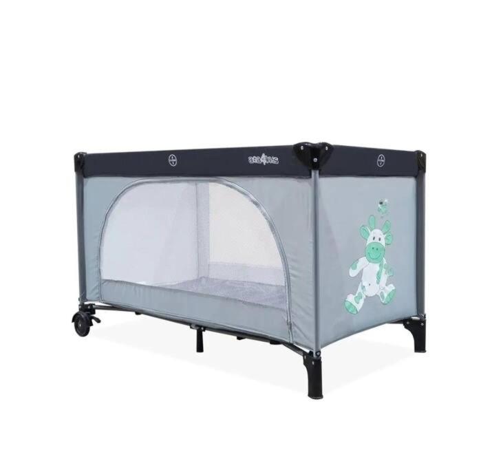 ein Zelt mit einer Glastür mit einem Cartoon-Frosch drauf in der Unterkunft Achilles house in Budapest
