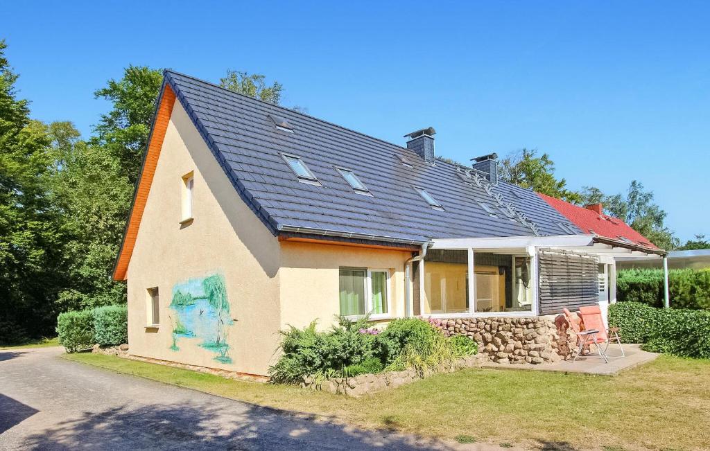 une maison avec un toit solaire dans une rue dans l'établissement 2 Bedroom Awesome Apartment In Rechlin, à Rechlin