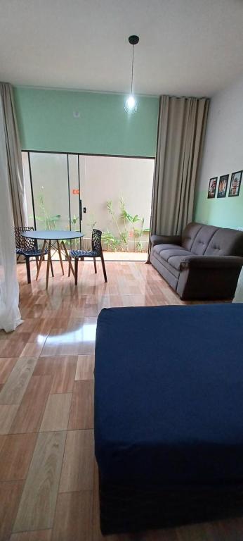 uma sala de estar com um sofá e uma mesa em Apê Estúdio Tropical em Paranaíba