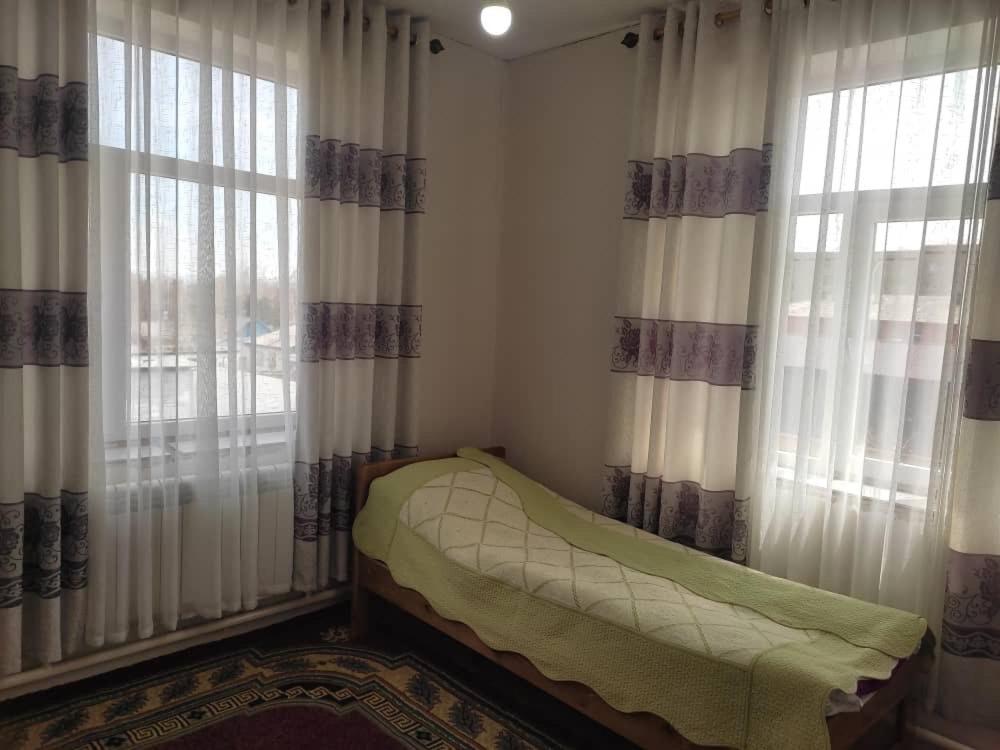 Postel nebo postele na pokoji v ubytování Emir Guest House in Karakol