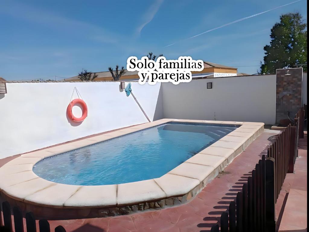 duży basen z fontanną spa i znakiem w obiekcie Chalet con piscina privada en Conil Solo Familias w mieście Conil de la Frontera