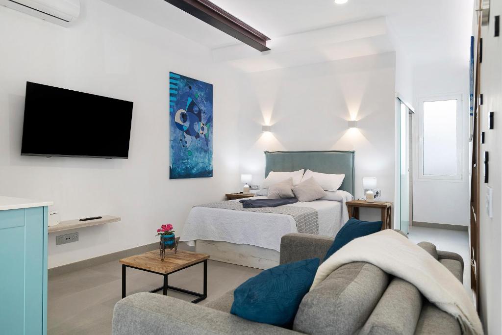 ein Wohnzimmer mit einem Bett und einem Sofa in der Unterkunft Casa Mara 1 in Playa Quemada