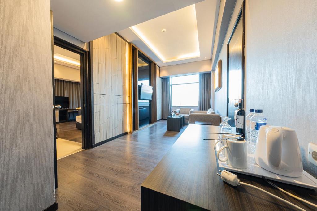Kuchyň nebo kuchyňský kout v ubytování Grand Jatra Hotel Pekanbaru