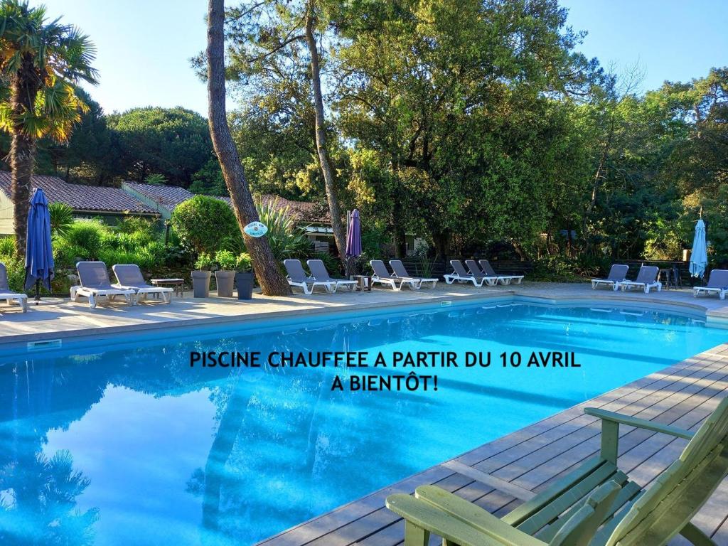 een zwembad met een bord waarop staat dat druk klimaat aatta dpupu do staat bij Le Bois Saint Martin in Saint-Martin-de-Ré