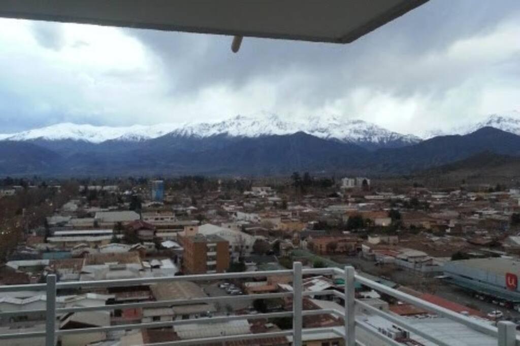 vistas a una ciudad con montañas nevadas en Dept. en centro de Los andes/Apartment Los Andes, en Los Andes