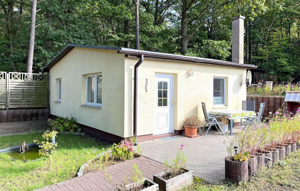 a small house with a patio and a table at Lovely Home In Klpinsee-usedom With Kitchen in Kolpinsee