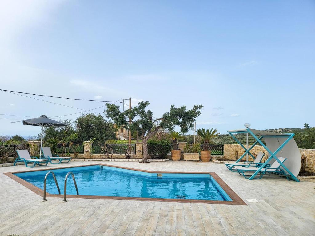 una pequeña piscina con un tobogán y un slidektop en Agnanti Marina villa with private pool, en Skouloúfia