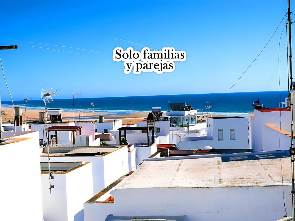 vistas a la playa desde los tejados de edificios blancos en Apartamento en Conil de la Frontera, en Conil de la Frontera