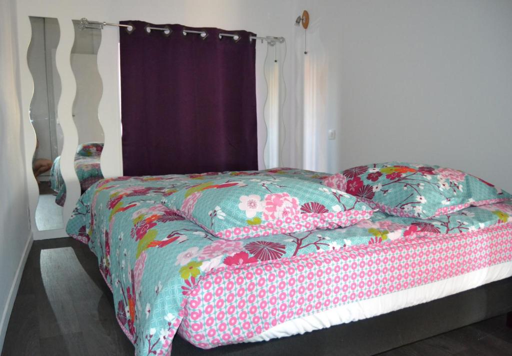 Tempat tidur dalam kamar di Je jazz les couleurs à Albi, Mon-Appart Hotel-ALBI