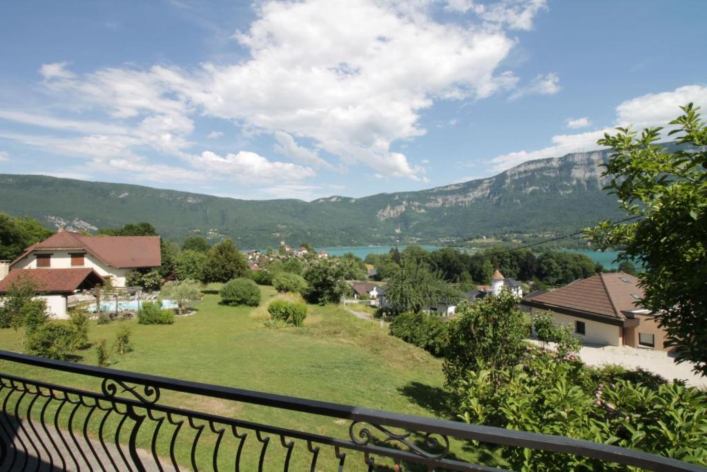 desde el balcón de una ciudad con montañas en Beautiful villa on the slopes of Lake Aiguebelette!, en Saint-Alban-de-Montbel