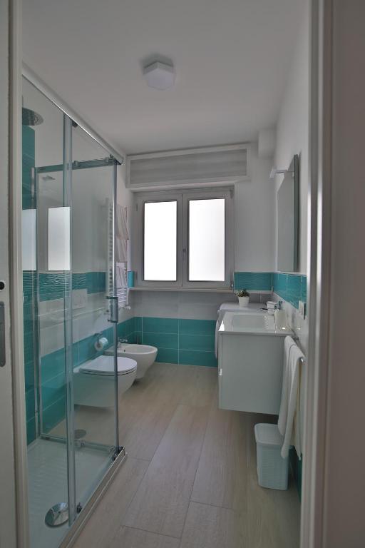 カステッランマーレ・ディ・スタービアにあるNONNA GENEROSA APARTMENTSのバスルーム(シャワー、洗面台、トイレ付)
