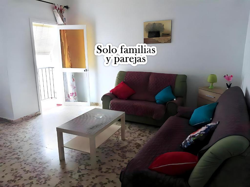 sala de estar con sofá y mesa de centro en Casa vacacional en zona céntrica en Conil, en Conil de la Frontera