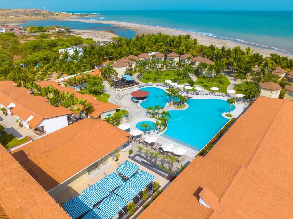 uma vista aérea de um resort com uma piscina em Casa Andina Select Zorritos Tumbes em Zorritos