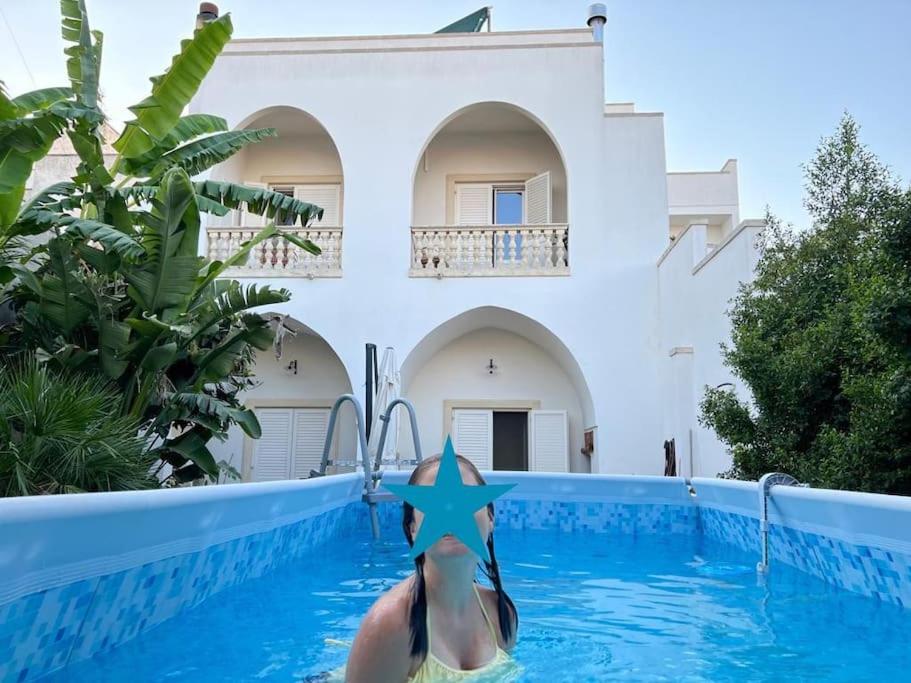 uma mulher está segurando uma estrela em uma piscina em Appartamento esclusivo con giardino em Neviano