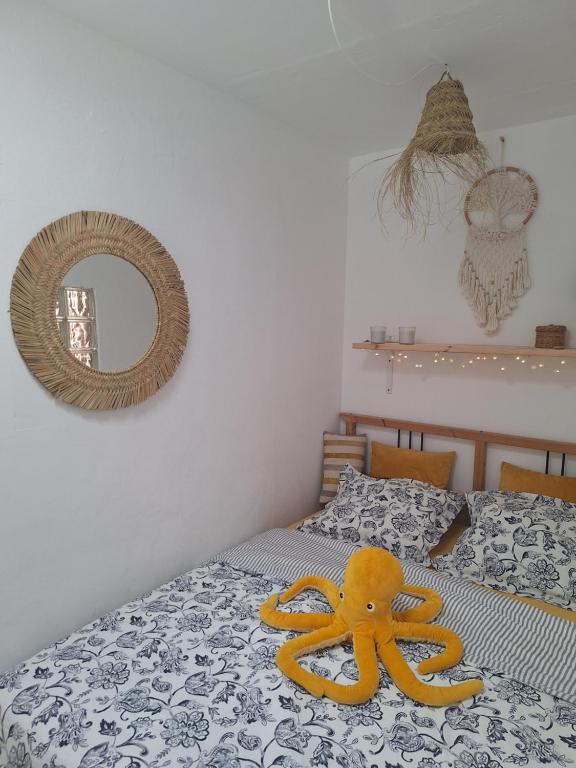 um quarto com uma cama com um polvo em Casita Pequeña Lanzarote em Teguise