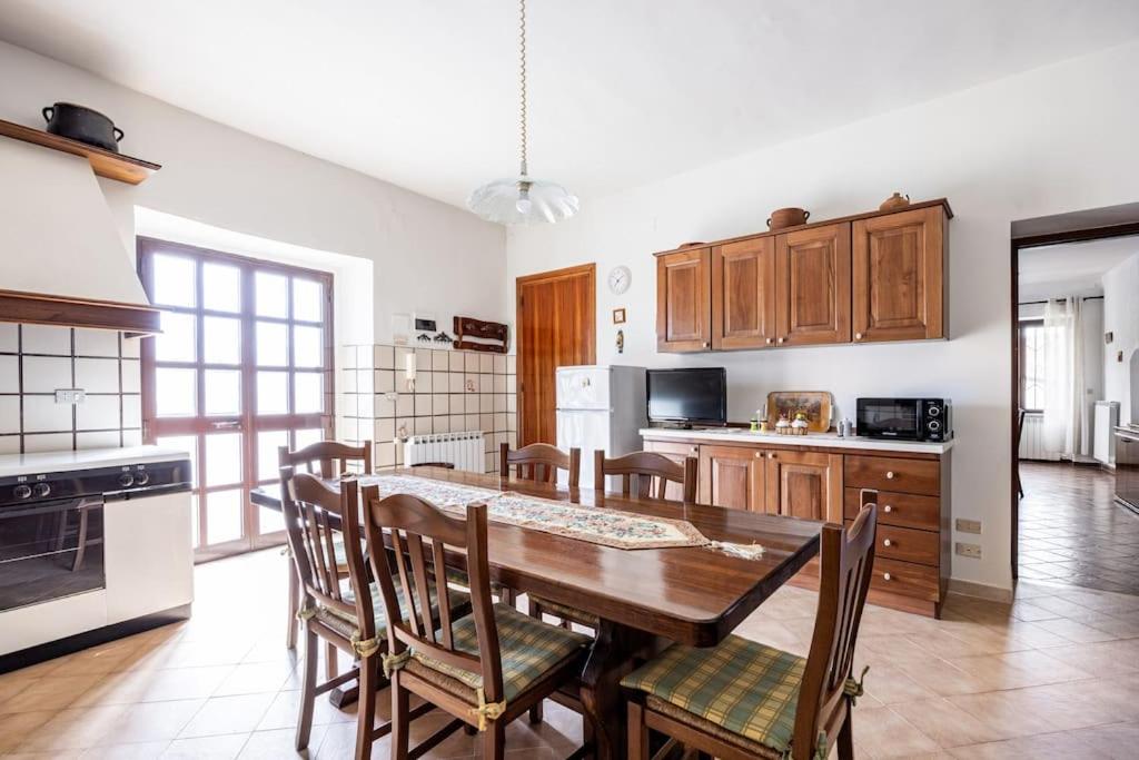 Cucina o angolo cottura di Country Chic Antico Casale - piscina idromassaggio lettini, solarium, cinema experience, wifi, parcheggio