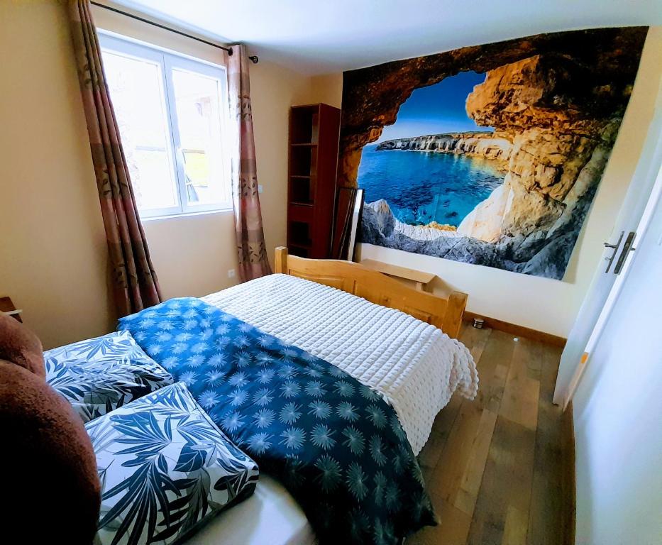 sypialnia z łóżkiem z obrazem na ścianie w obiekcie Petite Auberge Landaise, Budget Hostel w mieście Capbreton