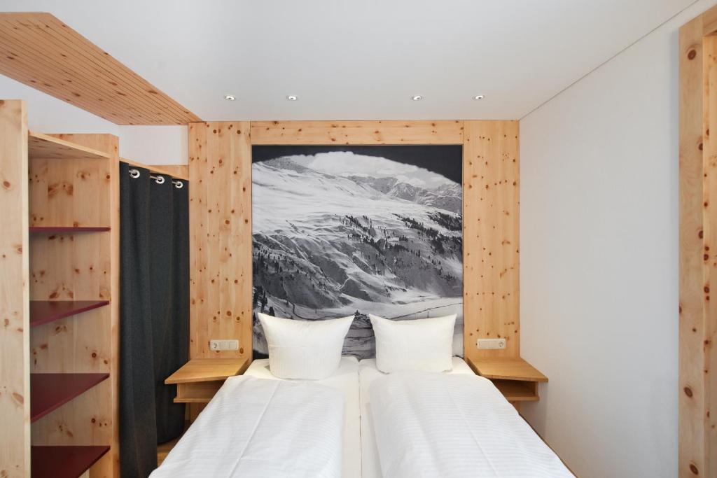 Postel nebo postele na pokoji v ubytování Mondschein Hotel & Chalet Ski-In Ski-Out Luxus am Arlberg