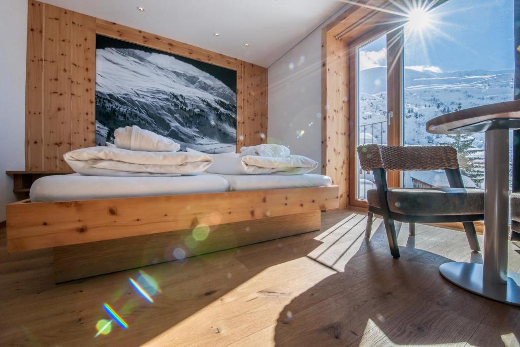 Postel nebo postele na pokoji v ubytování Mondschein Hotel & Chalet Ski-In Ski-Out Luxus am Arlberg
