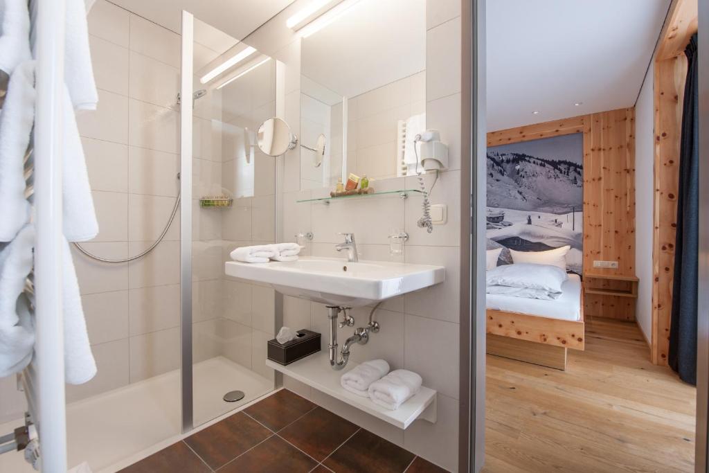 Koupelna v ubytování Mondschein Hotel & Chalet Ski-In Ski-Out Luxus am Arlberg