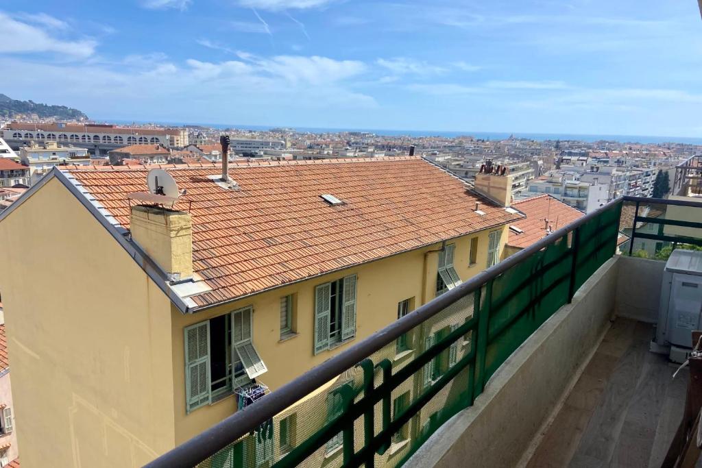 une vue d'une ville depuis le balcon d'un immeuble dans l'établissement Bright 50 m apartment with balcony, à Nice