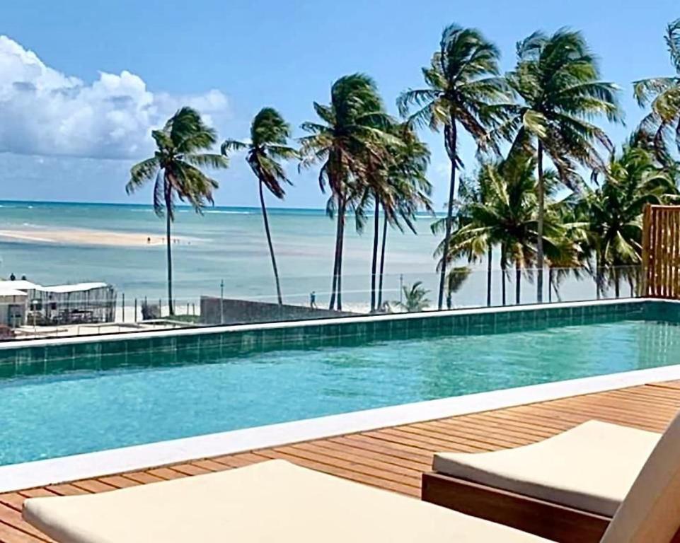 una piscina con vistas a la playa en Condomínio Essence na Beira Mar de Tatuamunha, Rota dos Milagres, en Tatuamunha
